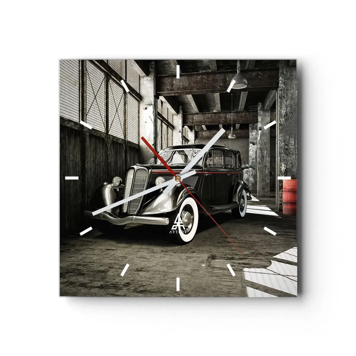 Wanduhr - Glasuhr - Stilvolles Retro-Auto in einem Rohlager - 30x30cm - Die ewige Eleganz der 1930er Jahre - Moderne Wanddekoration für Wohnzimmer und Schlafzimmer ARTTOR