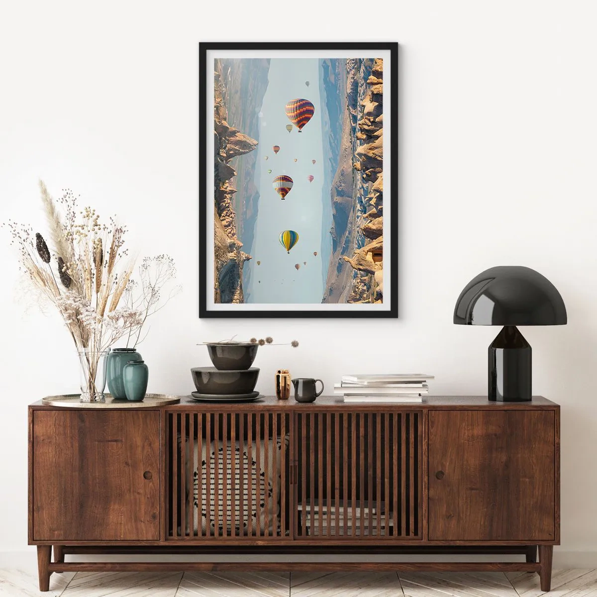 Poster in einem schwarzem Rahmen - Heißluftballons schweben über felsigem Gelände - 50x70cm - Hier ist alles möglich - Moderne Wanddekoration für Wohnzimmer und Schlafzimmer ARTTOR