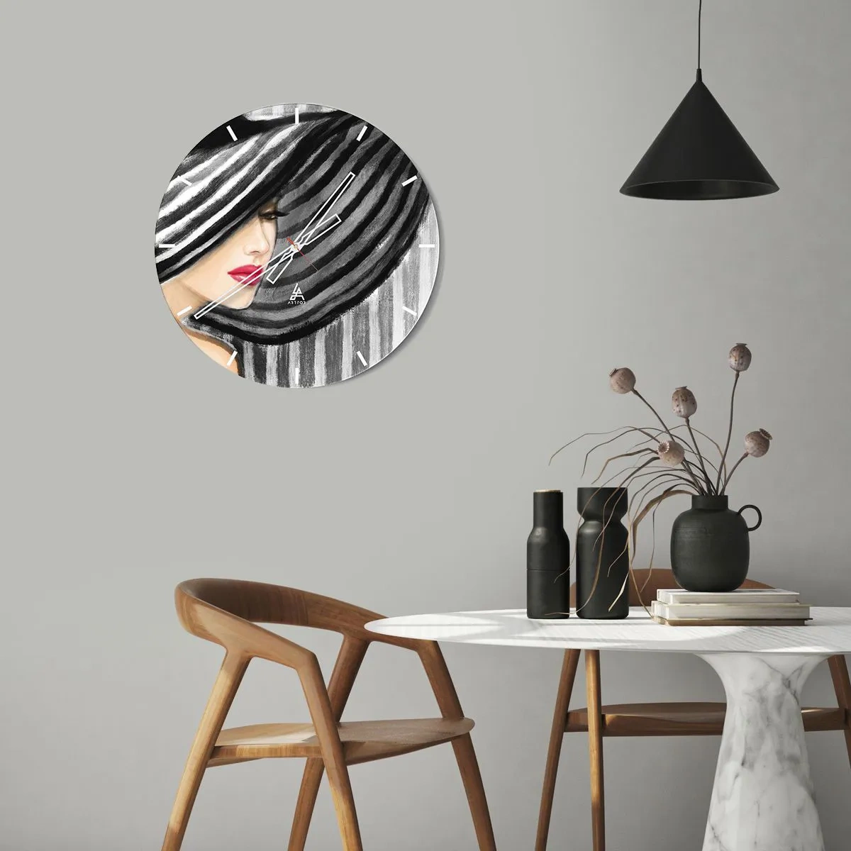 Wanduhr - Glasuhr - Das Gesicht einer Frau mit einem eleganten schwarz-weiß gestreiften Hut - 30x30cm - Wo soll ich dich finden? - Moderne Wanddekoration für Wohnzimmer, Küche und Schlafzimmer ARTTOR