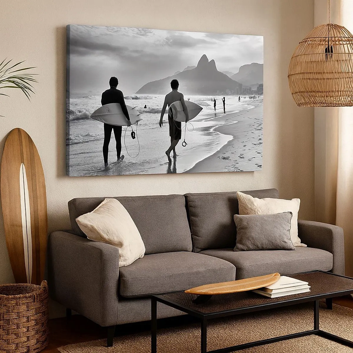 Bild auf Leinwand - Leinwandbild - Zwei Surfer laufen mit ihren schwarz-weißen Brettern am Strand entlang. - 70x50cm - Single-Wave-Samba - Moderne Wanddekoration für Wohnzimmer und Schlafzimmer ARTTOR