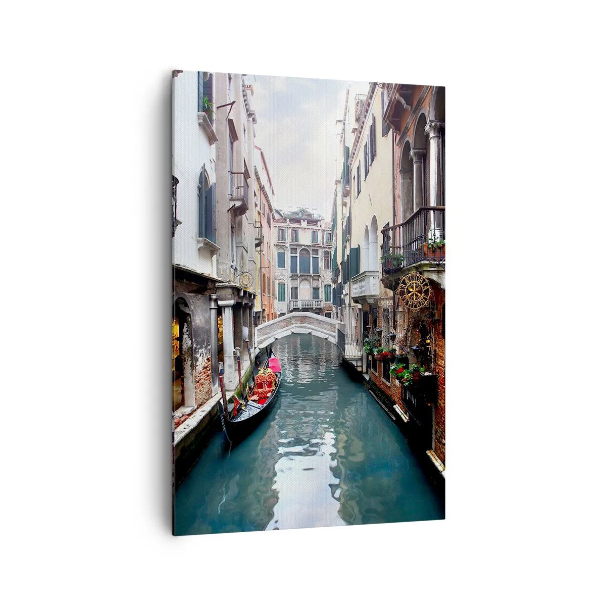 Bild auf Leinwand - Leinwandbild - Ein Kanal in Venedig mit einer Gondel und historischen Gebäuden - 80x120cm - Venezianische Landschaft mit Gondel und Brücke - Moderne Wanddekoration für Wohnzimmer und Schlafzimmer ARTTOR