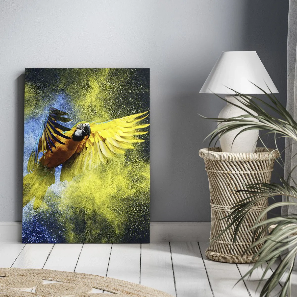 Bild auf Leinwand - Leinwandbild - Ein Papagei im Flug vor einem Hintergrund aus farbenfrohen Explosionen in Gelb und Blau. - 50x70cm - Im blauen und goldenen Staub - Moderne Wanddekoration für Wohnzimmer und Schlafzimmer ARTTOR
