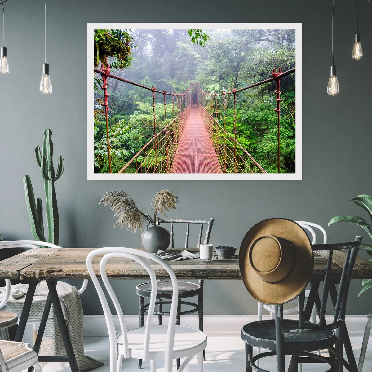 Poster - Eine Hängebrücke in einem tropischen Dschungel, umgeben von Nebel - 100x70cm - Über den Kronen aufgehängt - Moderne Wanddekoration für Wohnzimmer und Schlafzimmer ARTTOR