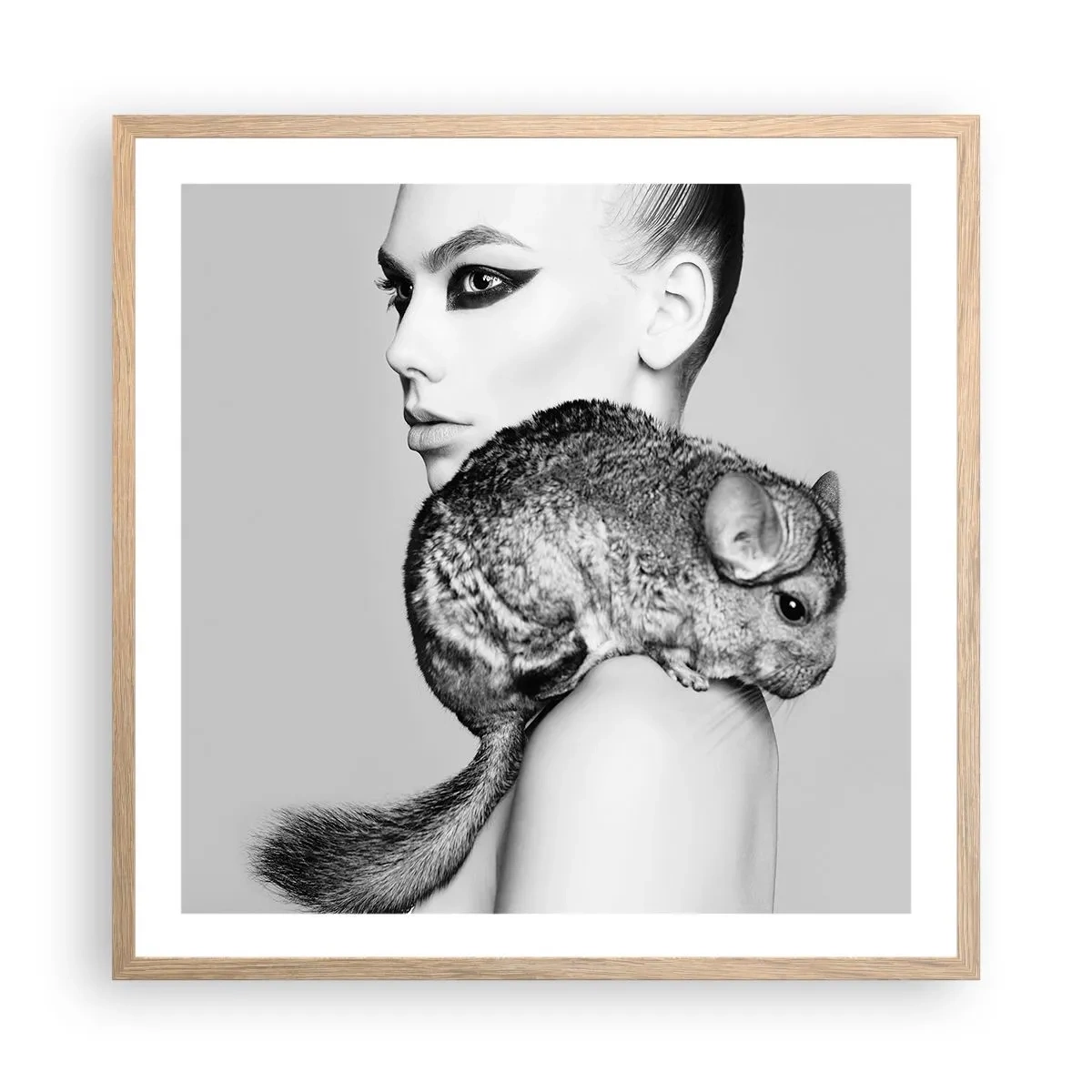 Poster in einem Rahmen aus heller Eiche - Dame mit einem Chinchilla - 60x60 cm