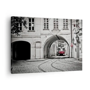 Bild auf Leinwand - Leinwandbild - Eine schwarz-weiße Straßenbahn in einer historischen Stadtstraße - 70x50cm - Durch das Stadtlabyrinth - Moderne Wanddekoration für Wohnzimmer und Schlafzimmer ARTTOR