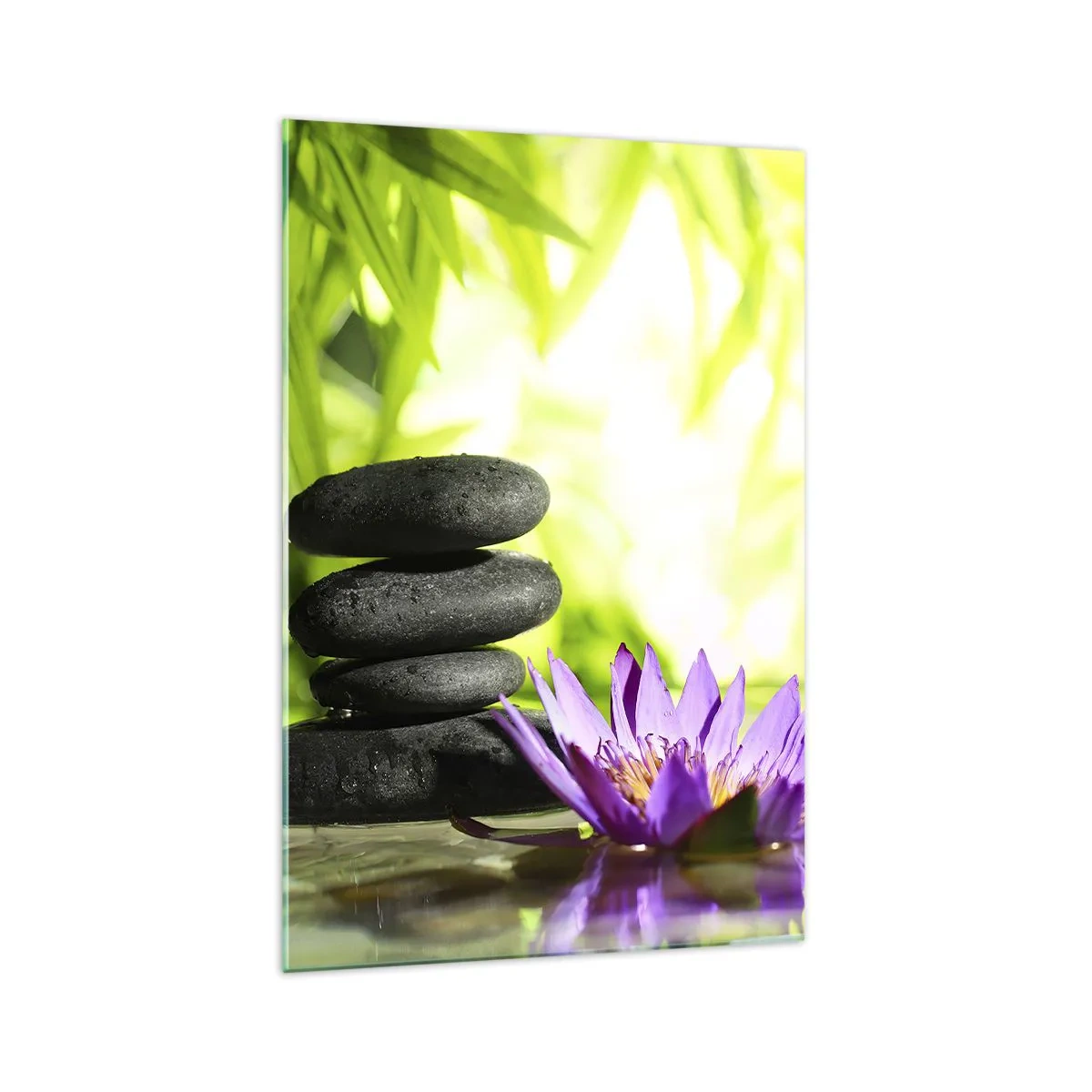 Glasbild - Bild auf glas - Ein Stapel Zen-Steine und eine Lotusblume vor einem Hintergrund aus Bambusblättern. - 70x100cm - In einem Bambusbusch - Moderne Wanddekoration für Wohnzimmer und Schlafzimmer ARTTOR