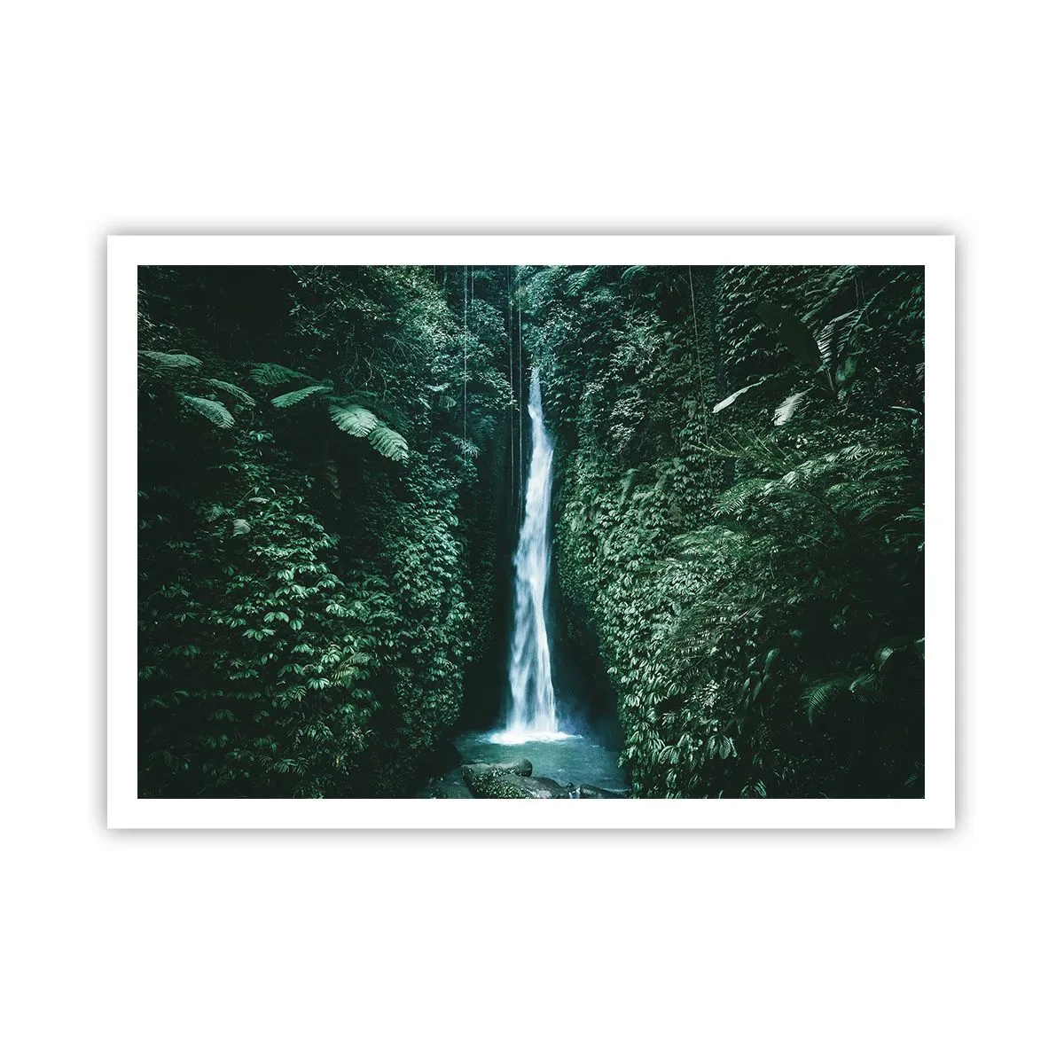 Poster - Ein Wasserfall, umgeben von dichter tropischer Vegetation - 100x70cm - Tropisches Spa - Moderne Wanddekoration für Wohnzimmer und Schlafzimmer ARTTOR