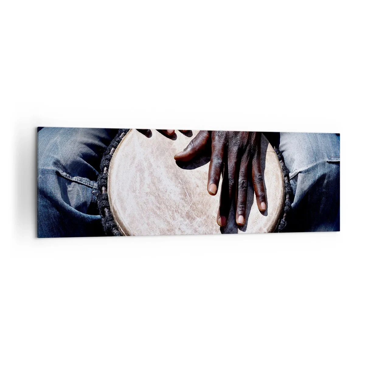 Bild auf Leinwand - Leinwandbild - Hände spielen eine Djembe-Trommel in einer dynamischen Komposition - 160x50cm - Lebe in deinem eigenen Rhythmus - Moderne Wanddekoration für Wohnzimmer und Schlafzimmer ARTTOR