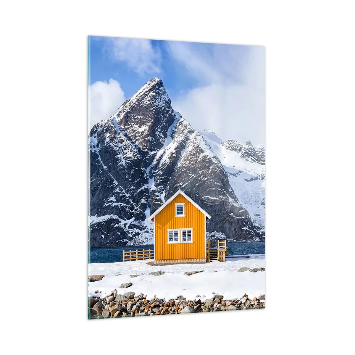 Glasbild - Bild auf glas - Ein gelbes Häuschen an einem Fjord mit schneebedeckten Bergen im Hintergrund - 50x70cm - Skandinavische Feiertage - Moderne Wanddekoration für Wohnzimmer und Schlafzimmer ARTTOR