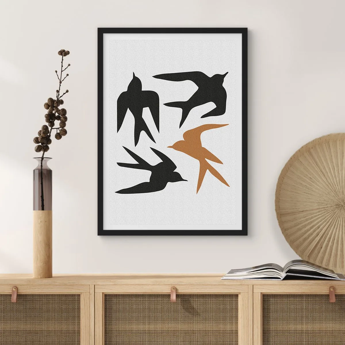 Poster in einem schwarzem Rahmen - Stilisierte Silhouetten von Schwalben auf hellem Hintergrund - 50x70cm - Schwalbenspaß - Moderne Wanddekoration für Wohnzimmer und Schlafzimmer ARTTOR