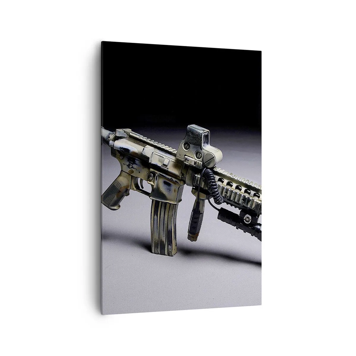 Bild auf Leinwand - Leinwandbild - Moderne Waffe in Tarnfarbe auf dunklem Hintergrund - 80x120cm - Immer bedrohlich - Moderne Wanddekoration für Wohnzimmer und Schlafzimmer ARTTOR
