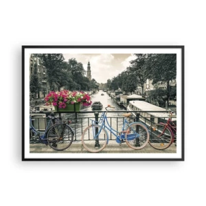 Poster in einem schwarzem Rahmen - Eine Brücke mit Fahrrädern und Blumen über einem Kanal in Amsterdam - 100x70cm - Die Farben der Amsterdamer Straße - Moderne Wanddekoration für Wohnzimmer und Schlafzimmer ARTTOR