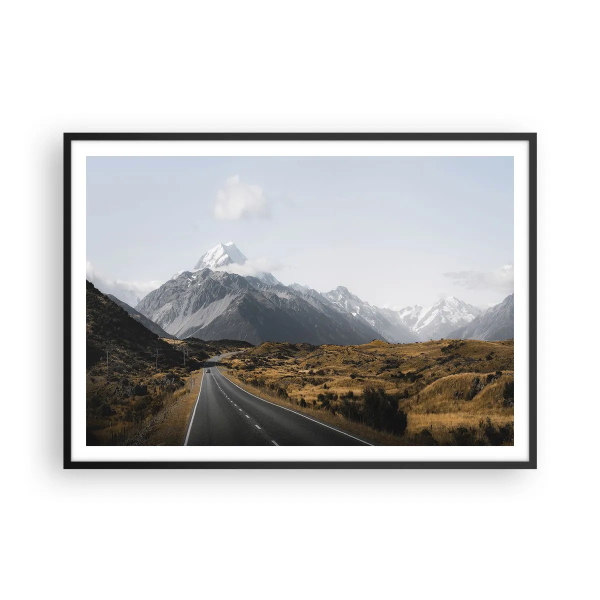 Poster in einem schwarzem Rahmen - Eine Straße in den Bergen, umgeben von einer malerischen Landschaft - 100x70cm - Der Weg ins Herz der Berge - Moderne Wanddekoration für Wohnzimmer und Schlafzimmer ARTTOR