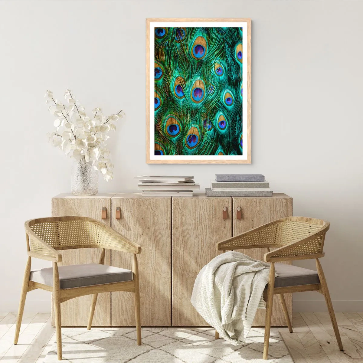 Poster in einem Rahmen aus heller Eiche - Ein Blick mit Pfauenaugen - 70x100 cm