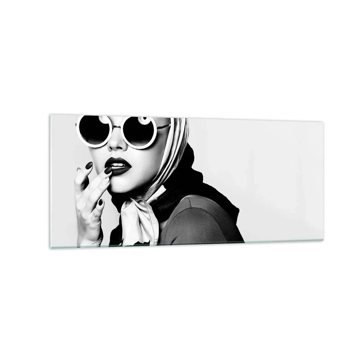 Glasbild - Bild auf glas - Schwarz-Weiß-Porträt einer Frau mit Brille und Kopftuch - 120x50cm - Grüße aus den 1960er Jahren - Moderne Wanddekoration für Wohnzimmer und Schlafzimmer ARTTOR