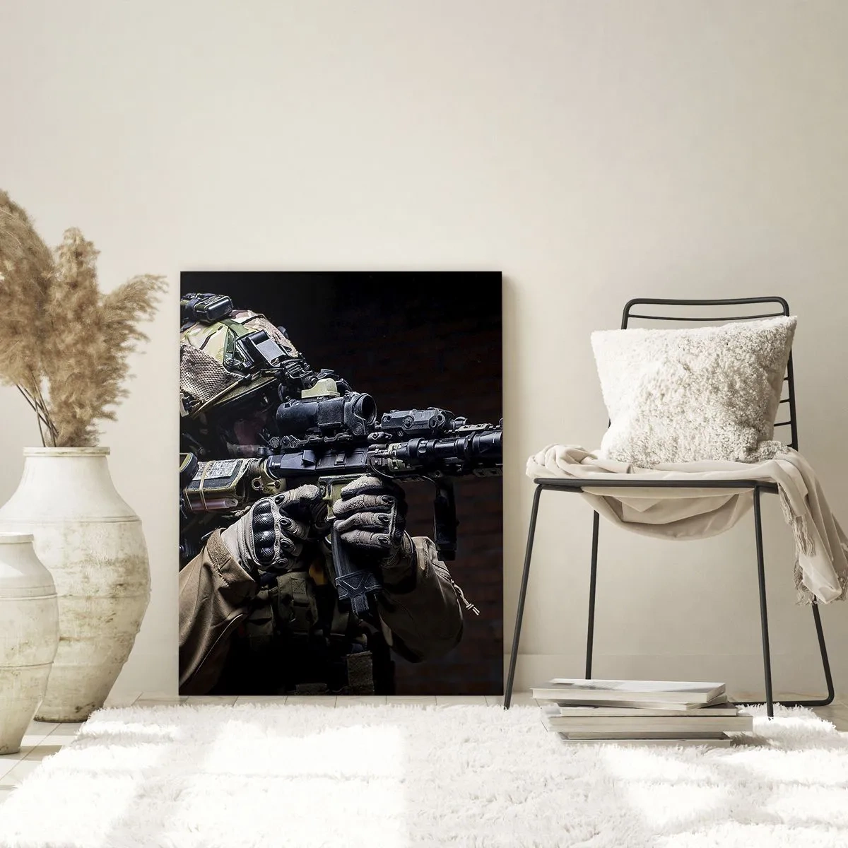 Glasbild - Bild auf glas - Ein Soldat in voller Montur mit einem Gewehr vor einer Ziegelmauer - 50x70cm - Tödlich wirksam - Moderne Wanddekoration für Wohnzimmer und Schlafzimmer ARTTOR