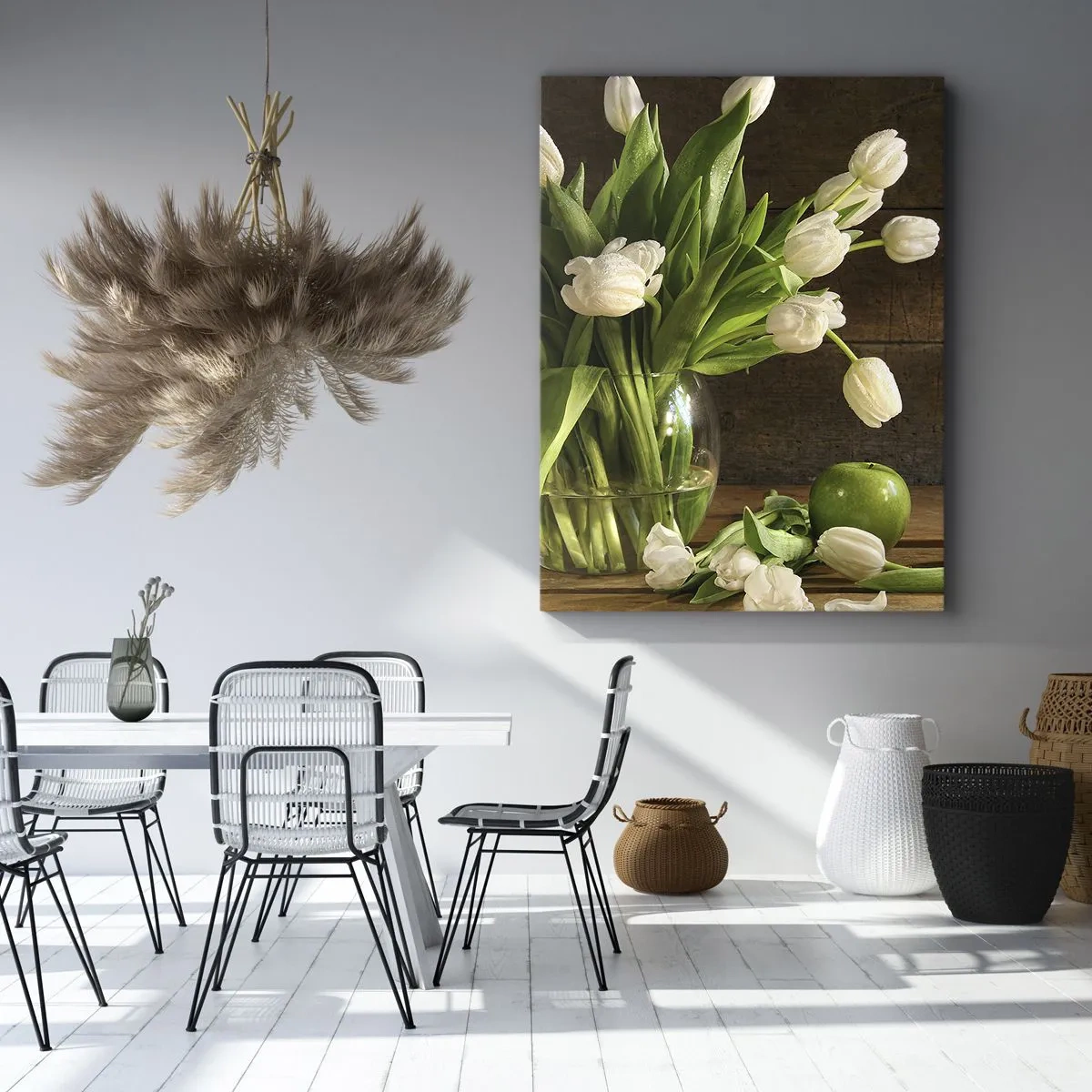 Bild auf Leinwand - Leinwandbild - Ein Strauß weißer Tulpen in einer Glasvase mit grünen Äpfeln - 80x120cm - Saftig und frisch in Grün und Weiß - Moderne Wanddekoration für Wohnzimmer und Schlafzimmer ARTTOR
