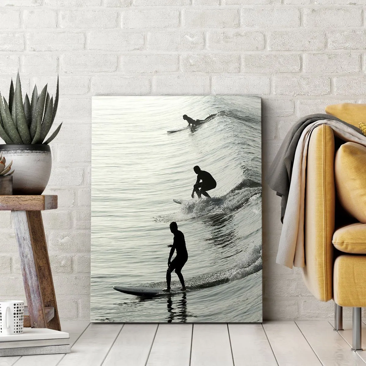 Bild auf Leinwand - Leinwandbild - Surfer auf den Wellen in einer monochromen Aufnahme - 50x70cm - Gegen die Welle - Moderne Wanddekoration für Wohnzimmer und Schlafzimmer ARTTOR