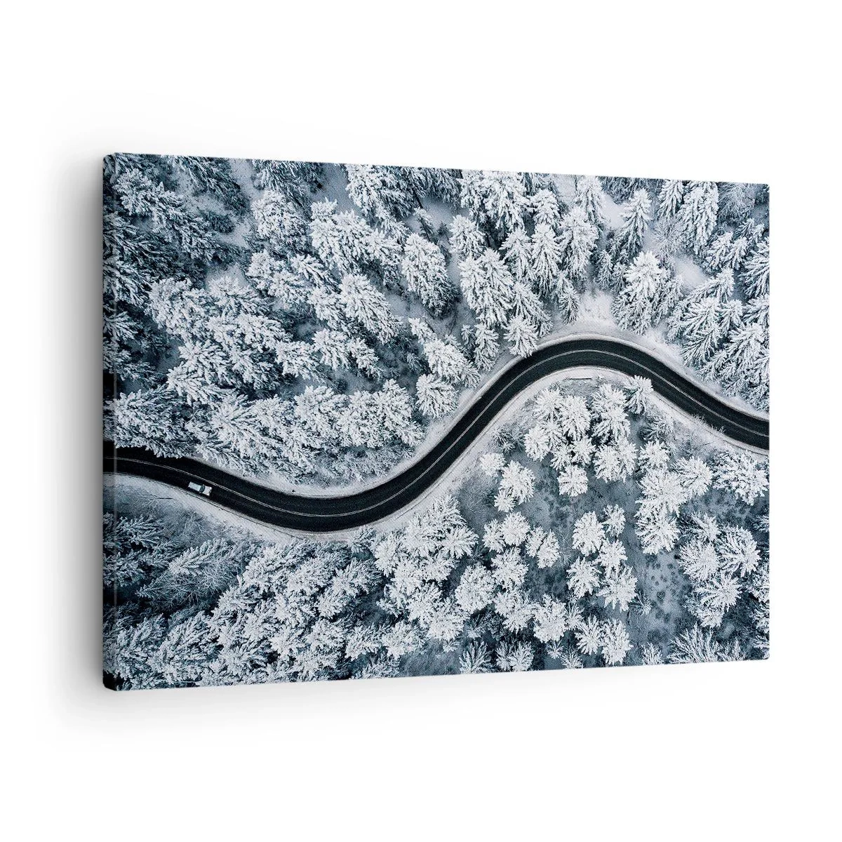 Bild auf Leinwand - Leinwandbild - Eine Vogelperspektive auf eine kurvenreiche Straße in einem Winterwald - 70x50cm - Durch den Winterwald - Moderne Wanddekoration für Wohnzimmer und Schlafzimmer ARTTOR