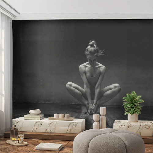 Fototapete Premium Sand - Konzentration der Tanzenergie - Tänzer, Frau, Schwarz und weiß - 350x256 cm