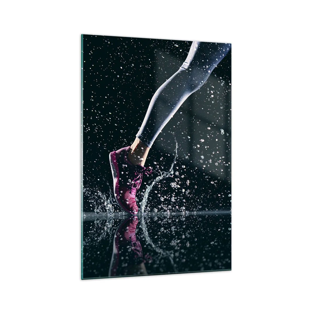Glasbild - Bild auf glas - Eine dynamische Aufnahme eines Laufs im Regen vor schwarzem Hintergrund - 70x100cm - Wie viel Kraft in den Beinen - Moderne Wanddekoration für Wohnzimmer und Schlafzimmer ARTTOR