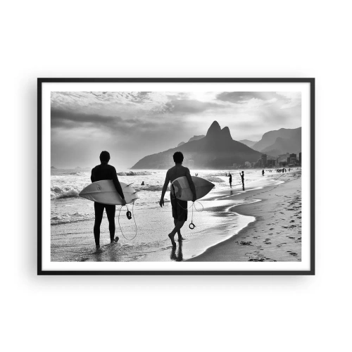 Poster in einem schwarzem Rahmen - Zwei Surfer laufen mit ihren schwarz-weißen Brettern am Strand entlang. - 100x70cm - Single-Wave-Samba - Moderne Wanddekoration für Wohnzimmer und Schlafzimmer ARTTOR