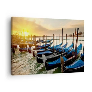 Bild auf Leinwand - Leinwandbild - Gondeln in Venedig am Morgen im Licht der aufgehenden Sonne - 70x50cm - Bevor das Summen kommt - Moderne Wanddekoration für Wohnzimmer und Schlafzimmer ARTTOR
