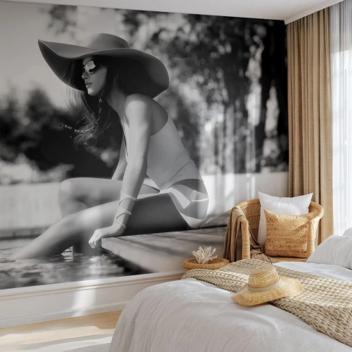 Fototapete Premium Canvas - Frau mit Hut am Pool in Schwarz und Weiß - 100x70cm - Sommertraum - Moderne Wanddekoration für Wohnzimmer und Schlafzimmer ARTTOR