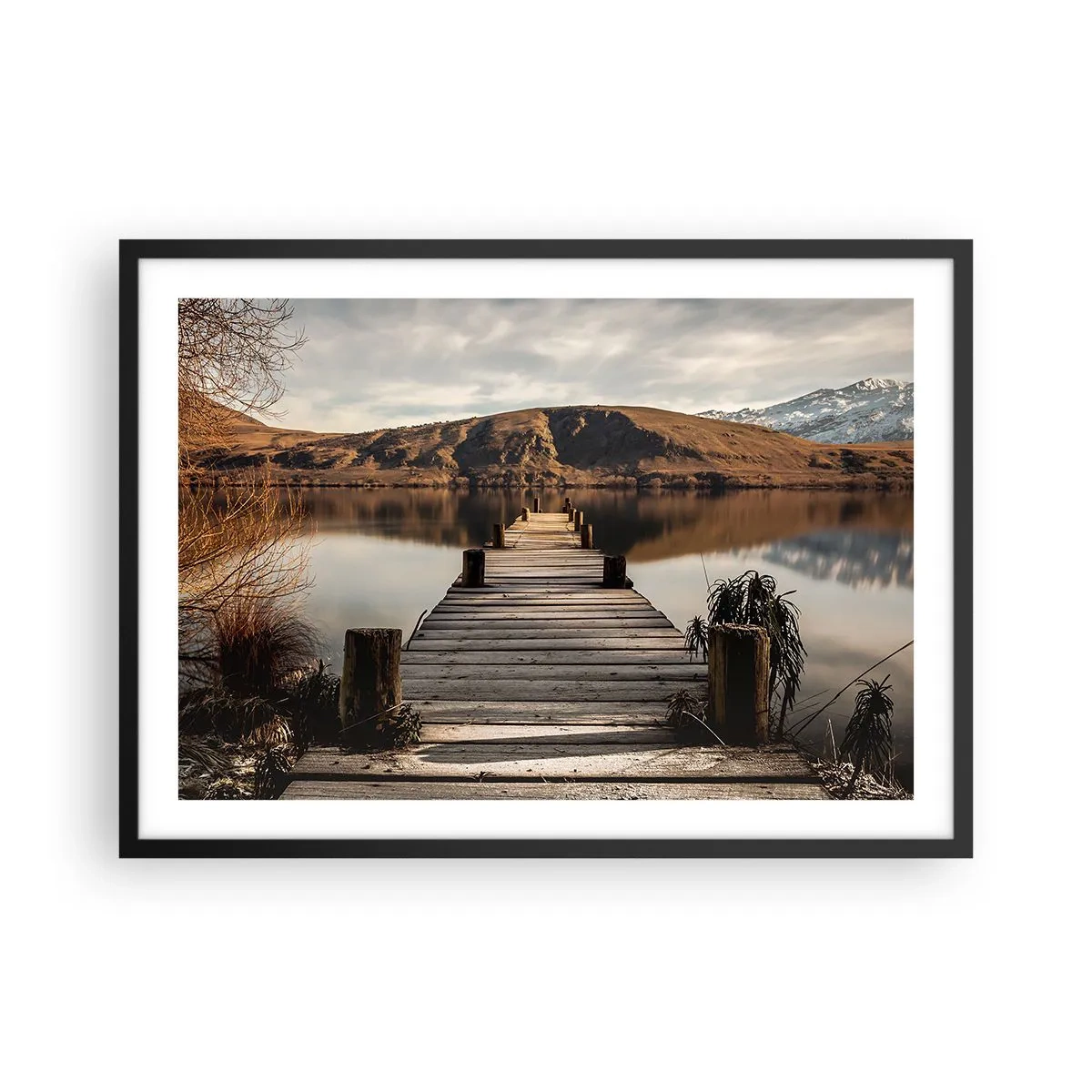 Poster in einem schwarzem Rahmen - Ein Holzsteg über einem See, umgeben von malerischen Hügeln - 70x50cm - Landschaft in Stille - Moderne Wanddekoration für Wohnzimmer und Schlafzimmer ARTTOR