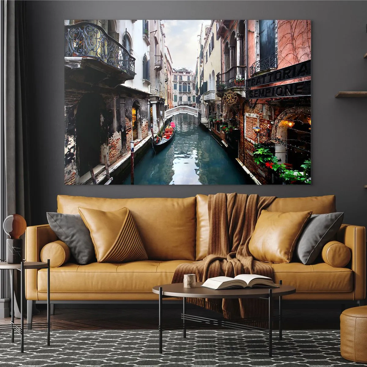 Glasbild - Bild auf glas - Ein venezianischer Kanal mit einer Gondel, umgeben von historischen Gebäuden - 70x50cm - Venezianische Landschaft mit Gondel und Brücke - Moderne Wanddekoration für Wohnzimmer und Schlafzimmer ARTTOR