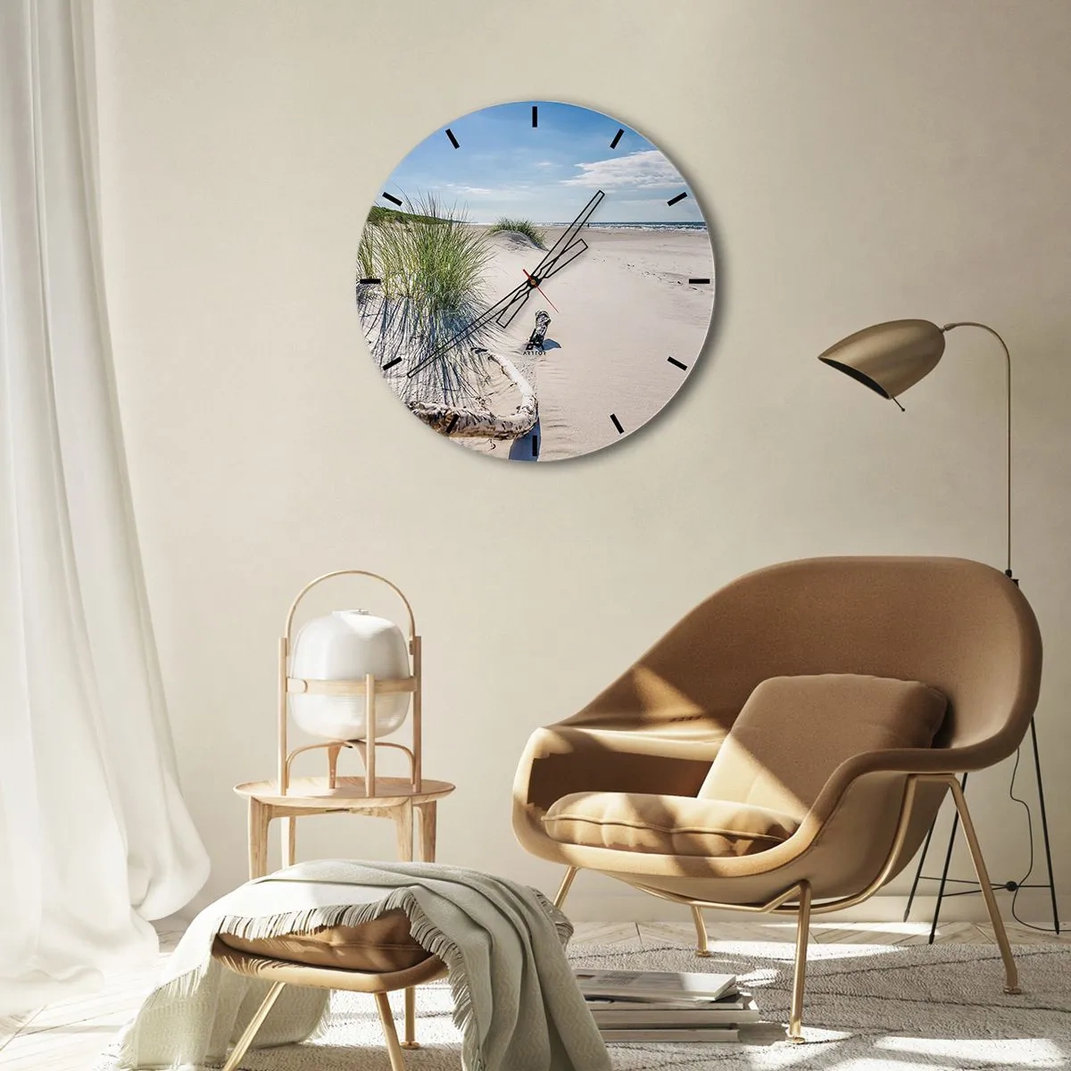 Wanduhr - Glasuhr - Ein Strand mit Sand, Gras und Meerblick an einem sonnigen Tag - 30x30cm - Der schönste Strand? Ostsee-Strand - Moderne Wanddekoration für Wohnzimmer, Küche und Schlafzimmer ARTTOR