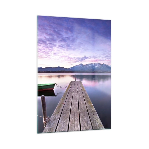 Glasbild - Bild auf glas - Grünes Boot auf einem Pier mit Bergkulisse bei Sonnenaufgang - 50x70cm - Freundliche Stille - Moderne Wanddekoration für Wohnzimmer und Schlafzimmer ARTTOR