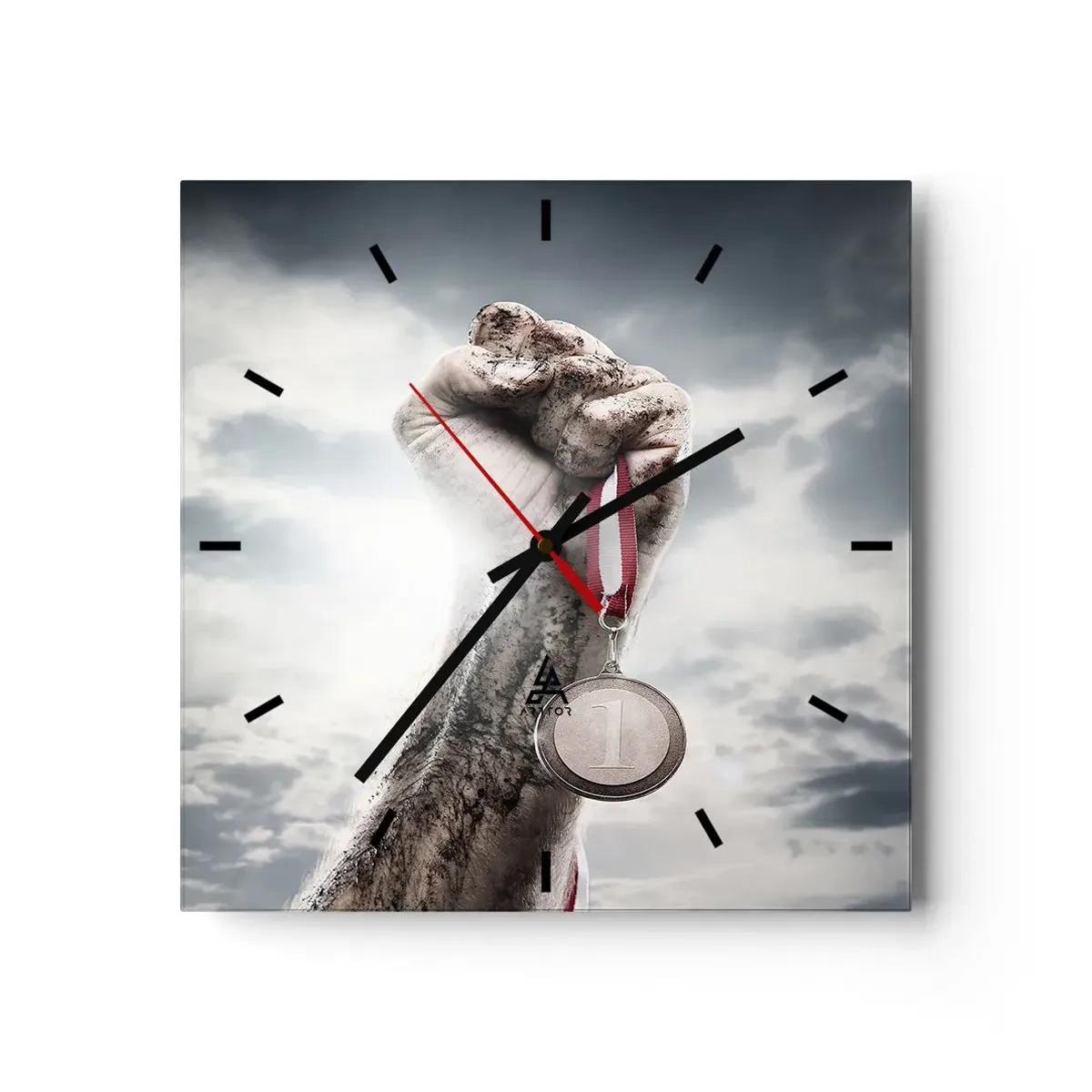 Wanduhr - Glasuhr - Eine erhobene Hand mit einer Medaille vor einem bewölkten Himmel - 30x30cm - Per aspera ad astra - Moderne Wanddekoration für Wohnzimmer und Schlafzimmer ARTTOR