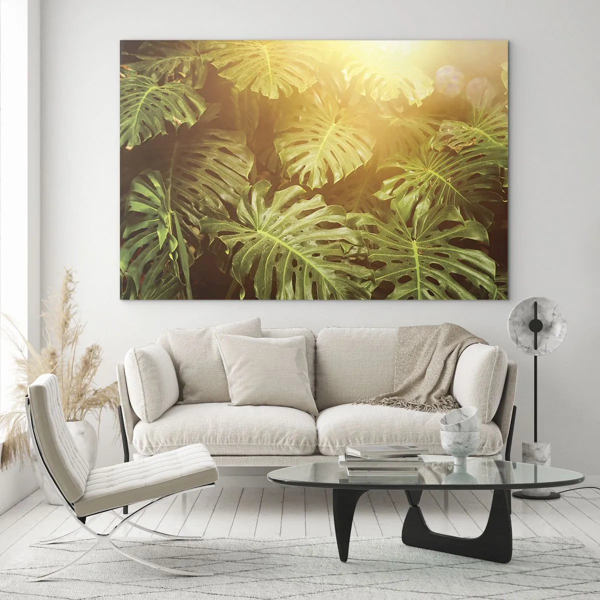 Glasbild - Bild auf glas - Grüne Monstera-Blätter im goldenen Licht der tropischen Sonne - 120x80cm - Ins Grüne tretren... - Moderne Wanddekoration für Wohnzimmer und Schlafzimmer ARTTOR