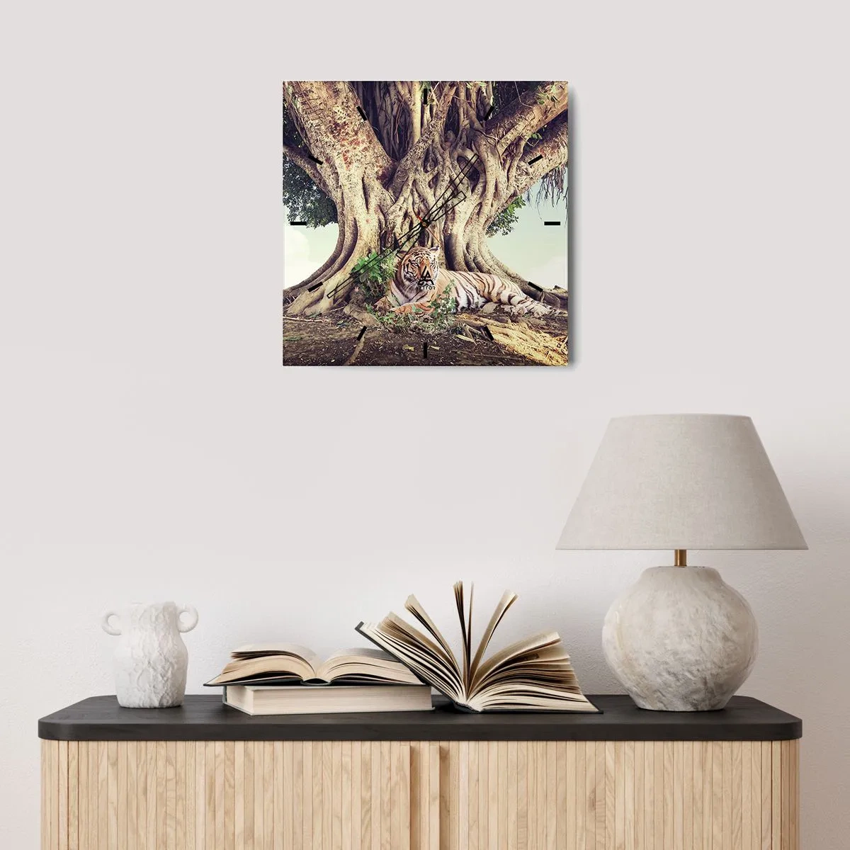 Wanduhr - Glasuhr - Ein Tiger ruht unter einem ausladenden Baum - 30x30cm - Blick aus dem Buch Genesis - Moderne Wanddekoration für Wohnzimmer und Schlafzimmer ARTTOR