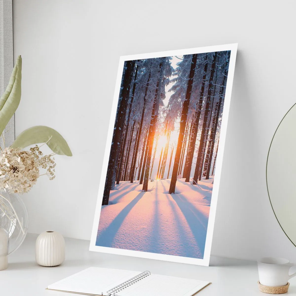 Poster - Winterwald mit Sonnenstrahlen, die durch die Bäume scheinen - 50x70cm - Ganz klar schwarz auf weiß - Moderne Wanddekoration für Wohnzimmer und Schlafzimmer ARTTOR