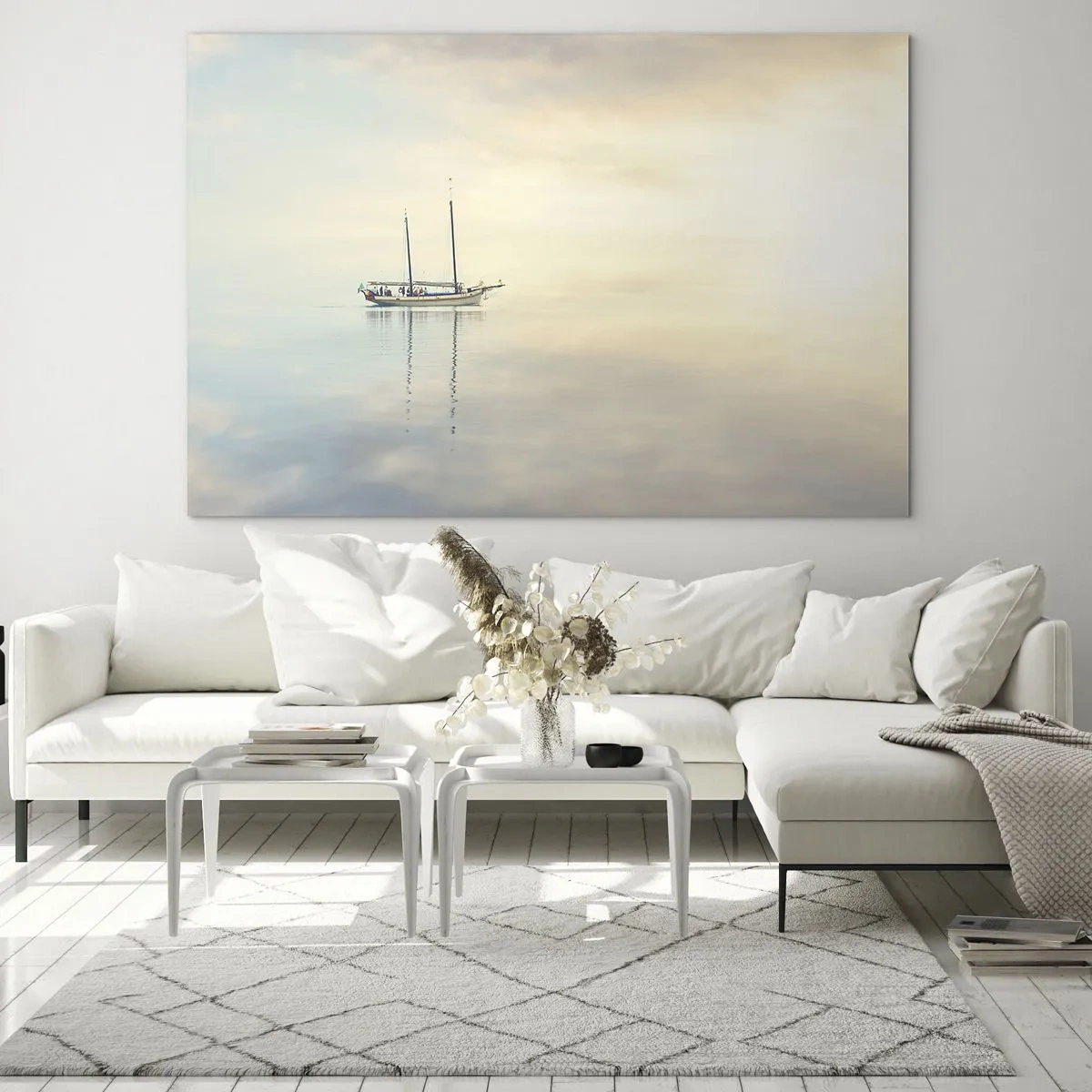Glasbild - Bild auf glas - Ein Segelboot, das im Morgengrauen auf ruhiger See treibt - 70x50cm - Im Meer der Stille - Moderne Wanddekoration für Wohnzimmer und Schlafzimmer ARTTOR
