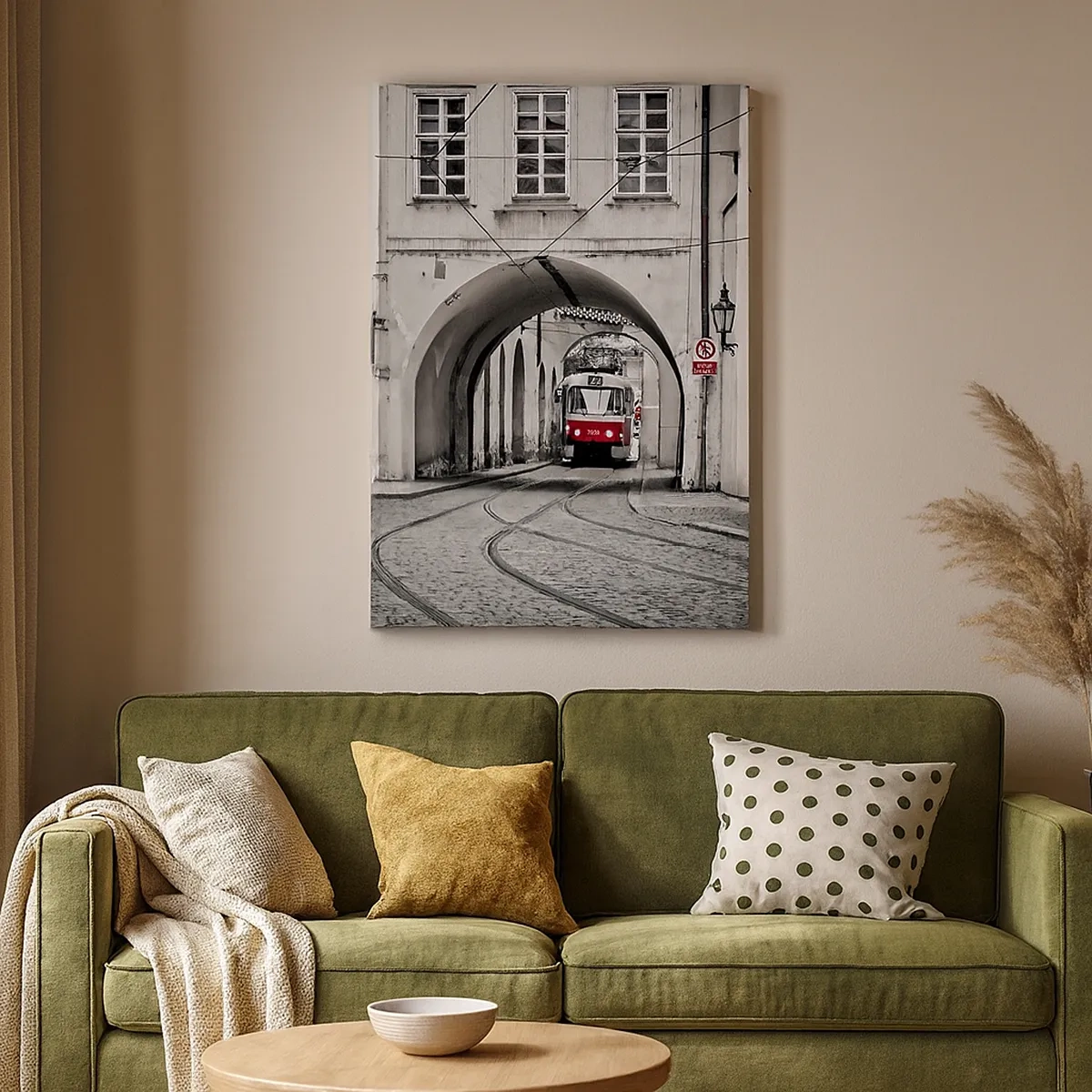 Bild auf Leinwand - Leinwandbild - Eine schwarz-weiße Straßenbahn in einer historischen Stadtstraße - 50x70cm - Durch das Stadtlabyrinth - Moderne Wanddekoration für Wohnzimmer und Schlafzimmer ARTTOR