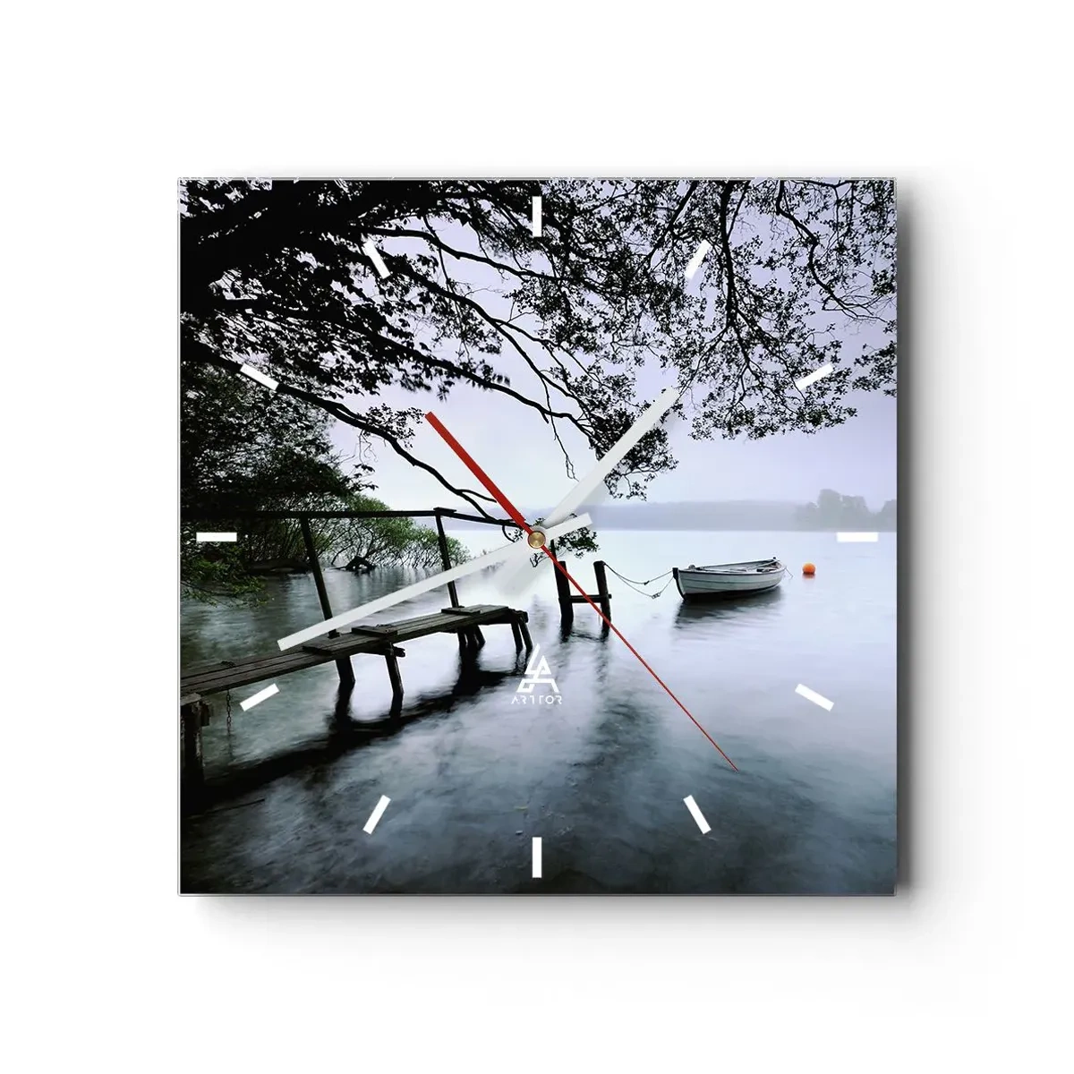 Wanduhr - Glasuhr - Ein Steg über dem Wasser mit einem Boot im Hintergrund, umgeben von einer nebligen Landschaft - 30x30cm - Du ruhst dich schon aus - Moderne Wanddekoration für Wohnzimmer und Schlafzimmer ARTTOR
