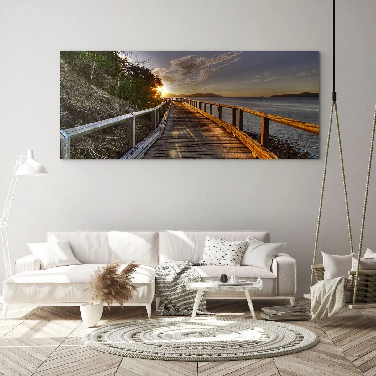 Glasbild - Bild auf glas - Ein Holzsteg führt dem Sonnenuntergang über dem Wasser entgegen - 120x50cm - Gehen, weiter der Sonne entgegengehen - Moderne Wanddekoration für Wohnzimmer und Schlafzimmer ARTTOR