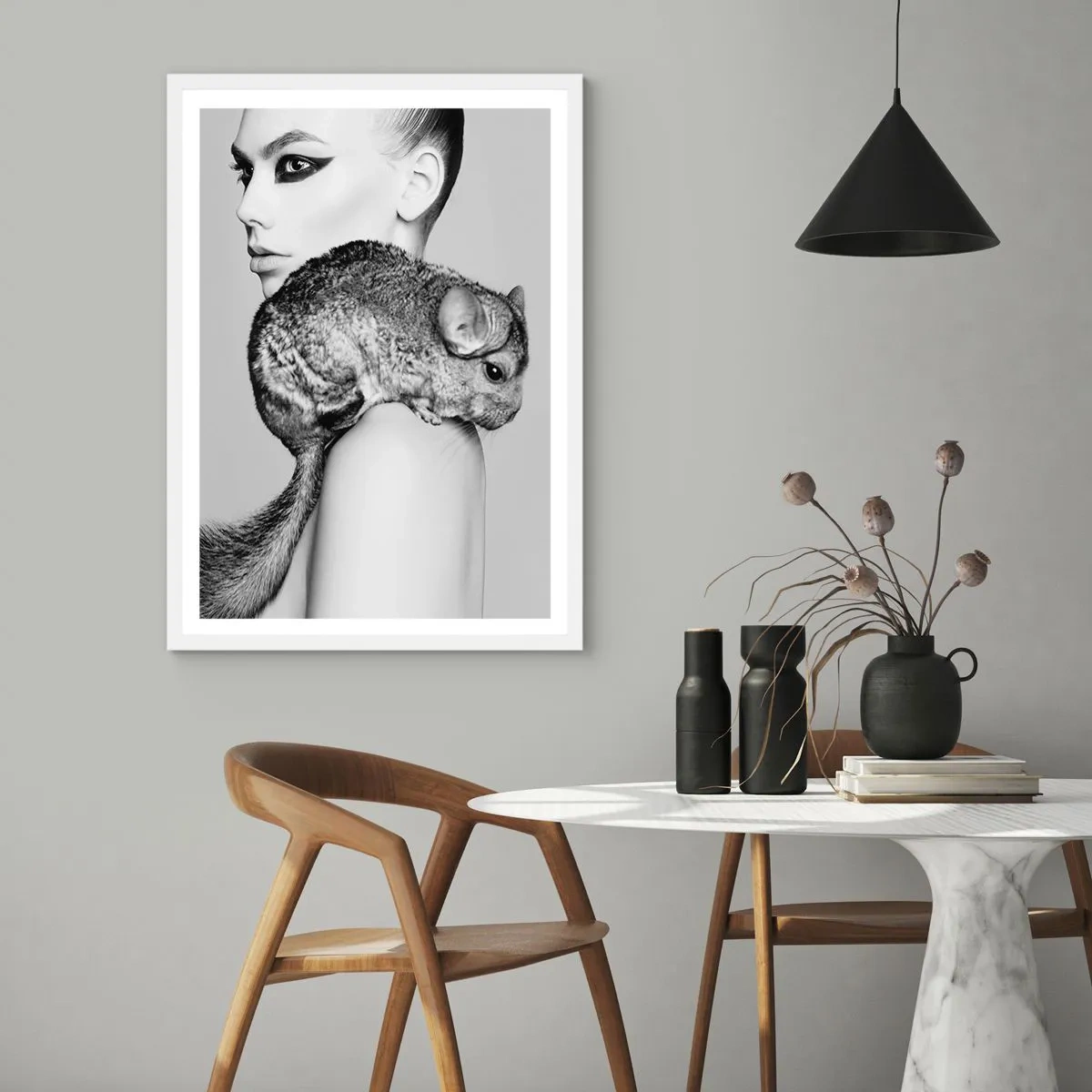 Poster in einem weißen Rahmen - Dame mit einem Chinchilla - 30x40 cm