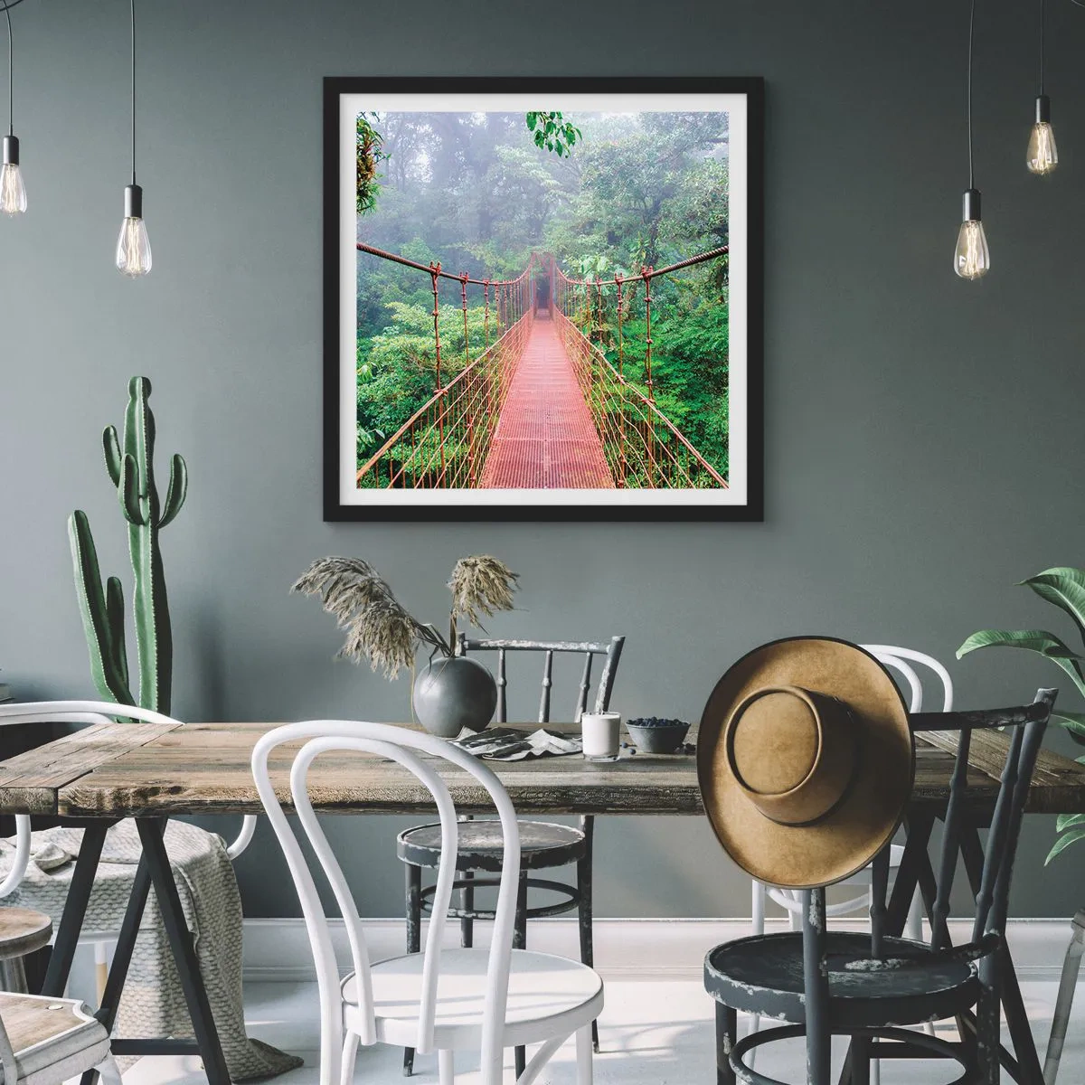 Poster in einem schwarzem Rahmen - Über den Kronen aufgehängt - 60x60 cm