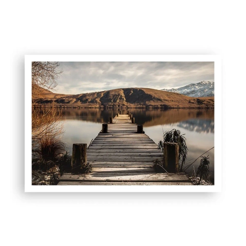 Poster - Ein Holzsteg über einem See, umgeben von malerischen Hügeln - 100x70cm - Landschaft in Stille - Moderne Wanddekoration für Wohnzimmer und Schlafzimmer ARTTOR