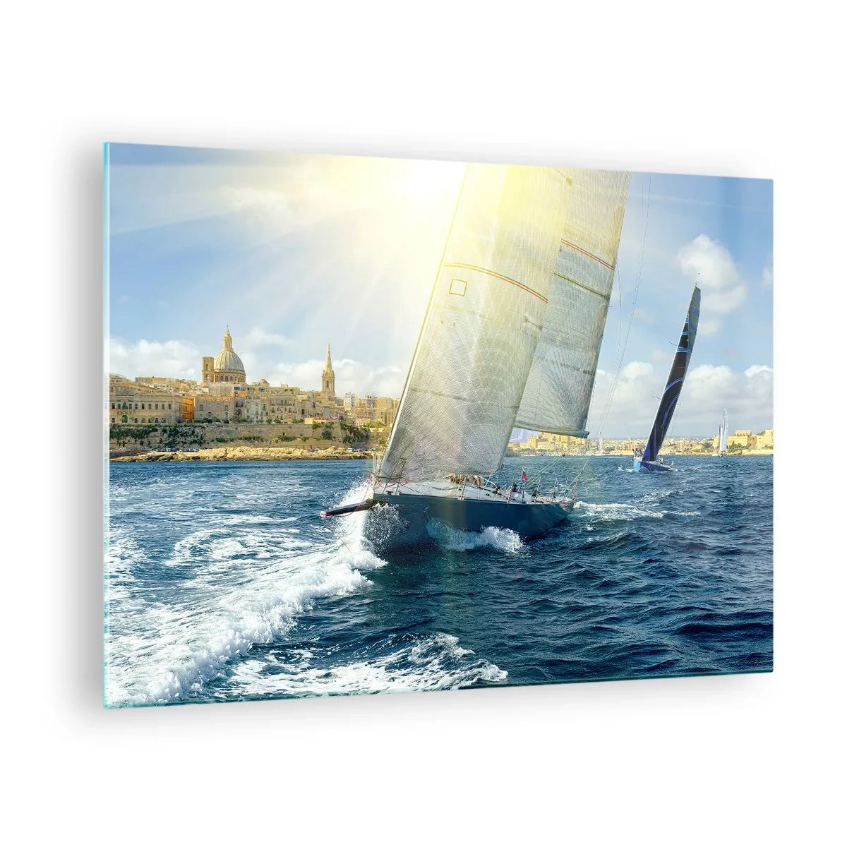 Glasbild - Bild auf glas - Eine Yacht, die an einem sonnigen Tag vor der Kulisse einer Stadt segelt - 70x50cm - Es ist Zeit die Stadt zu verlassen - Moderne Wanddekoration für Wohnzimmer und Schlafzimmer ARTTOR