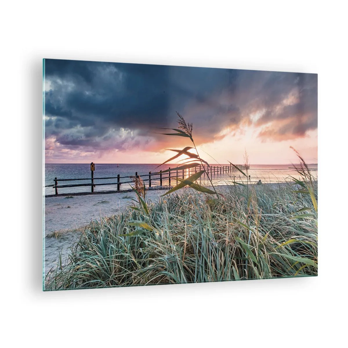 Glasbild - Bild auf glas - Der Strand bei Sonnenuntergang mit Blick auf den Pier, umgeben von Gras - 70x50cm - Es vergeht nicht mit dem Wind - Moderne Wanddekoration für Wohnzimmer und Schlafzimmer ARTTOR
