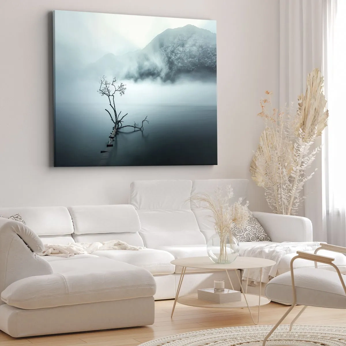 Bild auf Leinwand - Leinwandbild - Ein einsamer Baum im Wasser, umgeben von Nebel und Bergen - 70x50cm - Aus Wasser und Nebel - Moderne Wanddekoration für Wohnzimmer und Schlafzimmer ARTTOR