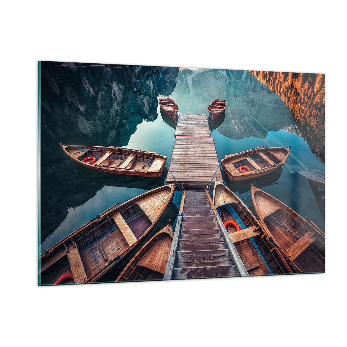 Glasbild - Bild auf glas - Blick auf Holzboote, die an einem Steg in den Bergen vertäut sind - 120x80cm - Ich warte am Yachthafen - Moderne Wanddekoration für Wohnzimmer und Schlafzimmer ARTTOR