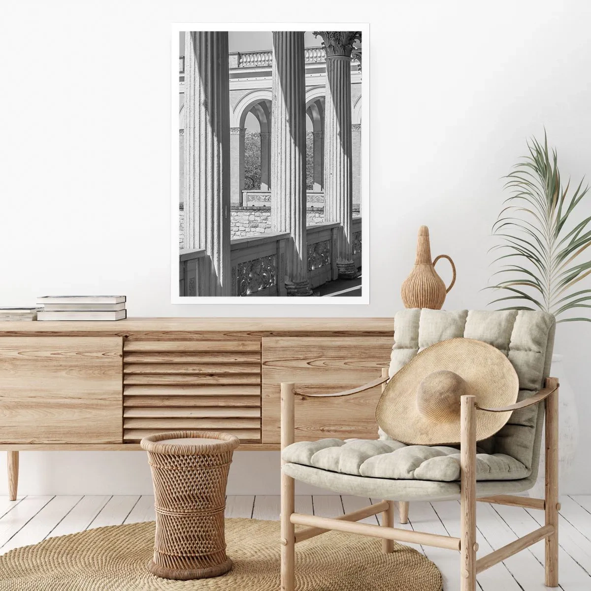 Poster - Säulen in der Architektur mit subtilen Schatten - 50x70cm - Sonnige Arkade - Moderne Wanddekoration für Wohnzimmer und Schlafzimmer ARTTOR