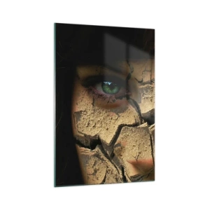 Glasbild - Bild auf glas - Das Gesicht einer Frau mit grünen Augen, bedeckt mit einer rissigen Erdstruktur - 70x100cm - Freude und Grauen zugleich - Moderne Wanddekoration für Wohnzimmer und Schlafzimmer ARTTOR