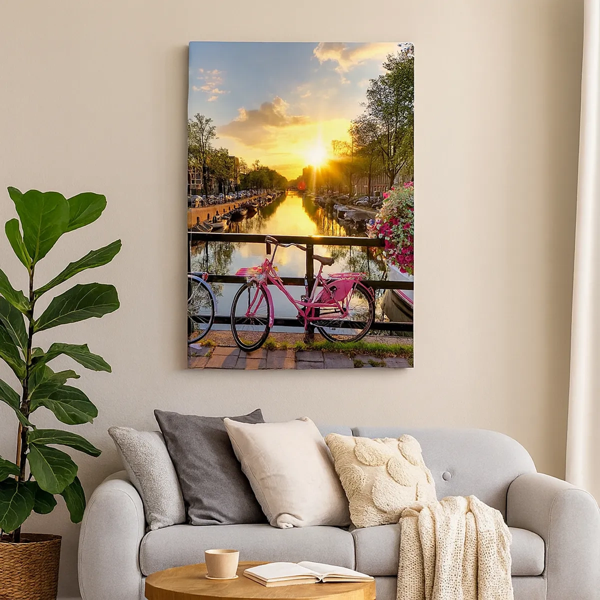 Bild auf Leinwand - Leinwandbild - Fahrräder auf einer Brücke im Schein der untergehenden Sonne - 50x70cm - Frühlingsmorgen in Amsterdam - Moderne Wanddekoration für Wohnzimmer und Schlafzimmer ARTTOR